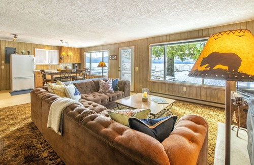 Coolin Cabin | Cozy 4 BDRM Beach Cottage on the Water at Sherwood Beach