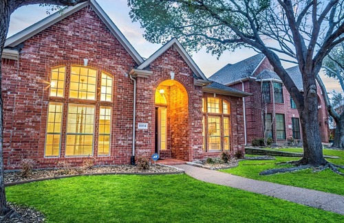 Garland House | Cozy 4-Bdrm Retreat w/BBQ and Firepit - Ideal for Lrg Grps and Outdoor Living