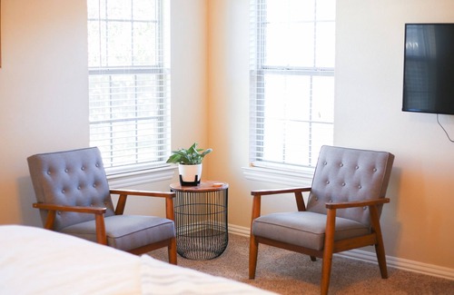 Wolfforth House | Cozy 4 Bdrm with spacious private primary suite