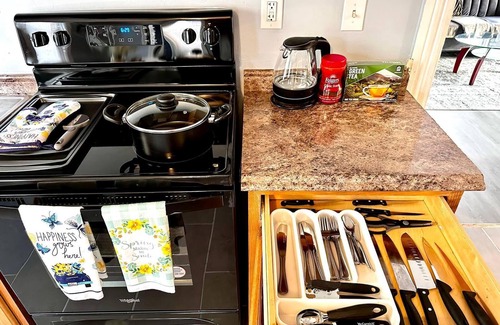 Smith Hill Apartment | Cozy 4 Bed 2 Bath Apartment