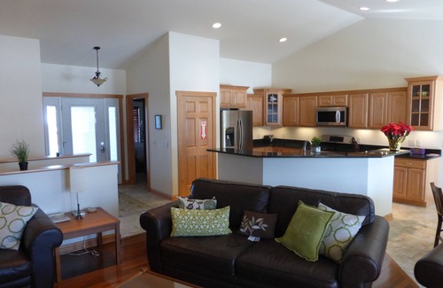 Deerfield Condo | Cozy 4+ Bed 3 Bath Screened in Porch, Fire Pit, yard games - 19 min to Madison