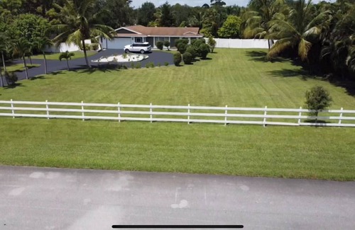 Hunt Club House | Cozy 4 Bedroom 3 Bath House. Near beaches, restaurants, and shopping