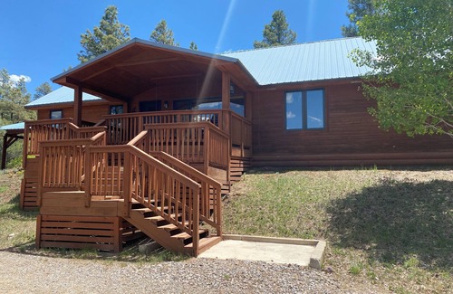 Los Ojos Cabin | Cozy 4-bedroom cabin in Chama with relaxing mountain vibes