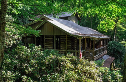 Lake Sequoyah Cabin | Cozy 4-bedroom cabin - 4 Minutes from Downtown Highlands