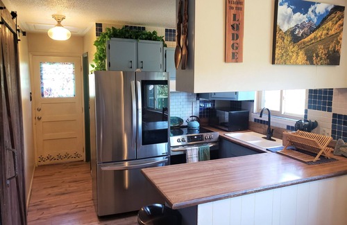 Bailey Cabin | Cozy 4-Bedroom Cabin w/Hot Tub + King Master Bed