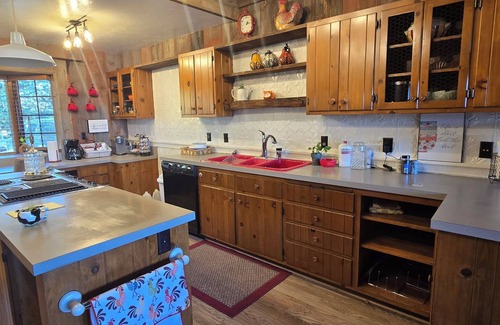 Seward County Cabin | Cozy 4-bedroom cabin with WiFi, near Seward, located on 10 acres.