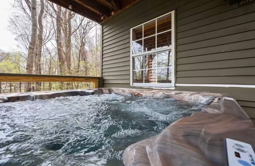 Chalet Village Ski Chalet | Cozy 4-bedroom chalet with AC, WiFi in charming Gatlinburg Ski Lodge