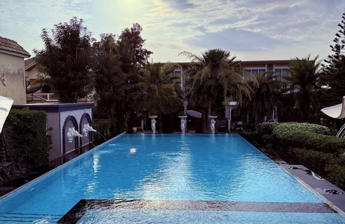 Nong Prue House | Cozy 4-Bedroom Getaway — Secure & Convenient Location