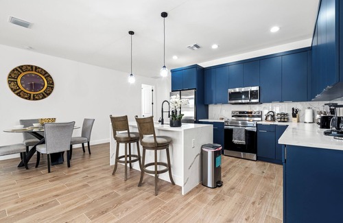 Lake Worth House | Cozy 4-bedroom home with AC and WiFi and more in delightful city of Greenacres