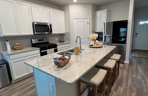 Manor House | Cozy 4-bedroom house in Austin’s backyard!With a community pool and gym!