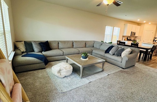 Manor House | Cozy 4-bedroom house in Austin’s backyard!With a community pool and gym!