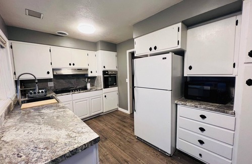 Pocatello House | Cozy 4-bedroom house with AC in beautiful Pocatello. Located next to Reeds Gym.
