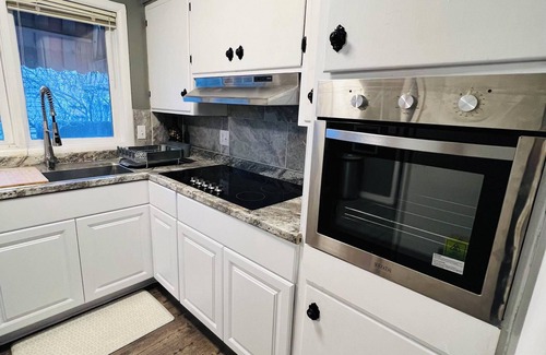 Pocatello House | Cozy 4-bedroom house with AC in beautiful Pocatello. Located next to Reeds Gym.