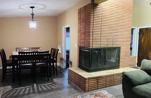 Pocatello House | Cozy 4-bedroom house with AC in beautiful Pocatello. Located next to Reeds Gym.