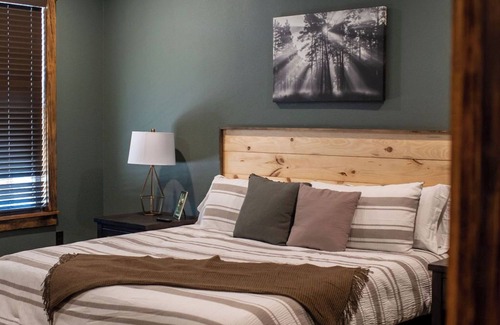 Bowie County Cabin | Cozy 4 bedroom Lodge close to I-30 and local wedding venues