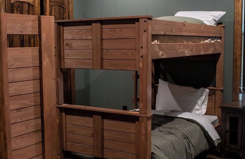 Bowie County Cabin | Cozy 4 bedroom Lodge close to I-30 and local wedding venues
