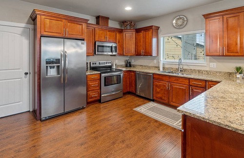 Central Tacoma House | Cozy 4 bedroom retreat - only 5 minutes from a buzzing restaurant district!