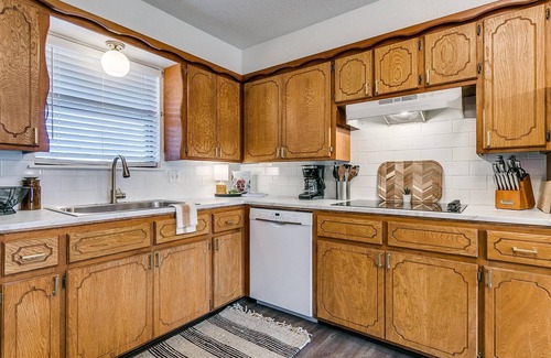 Norman House | Cozy 4 Bedroom two miles from OU, Sleeps 10!