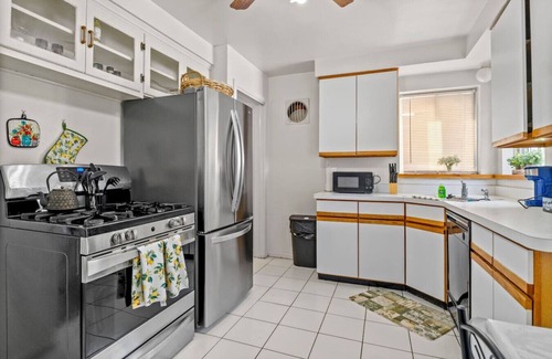 Dearborn Heights House | Cozy 4 Bedroom Outdoor furniture 2 Bathrooms