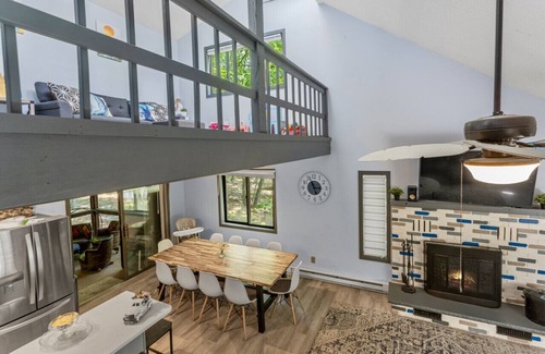 East Stroudsburg House | Cozy 4-bedroom lodge in beautiful East Stroudsburg with fitness room, WiFi