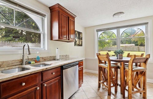 West Hartford House | Cozy 4 Bedroom West Hartford House