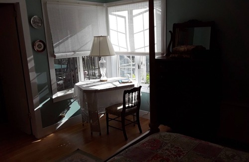 Sedgwick House | Cozy 4 BR Cape Cod with Water View of Eggemoggin Reach