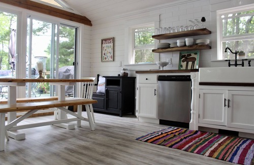 Gravenhurst Cottage | Cozy 4 Season Cottage stunning sunsets on Sparrow Lake!(Pet friendly)New Hot Tub