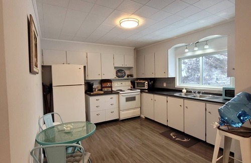 Perry House | Cozy 4 season Cottage on prestine water
