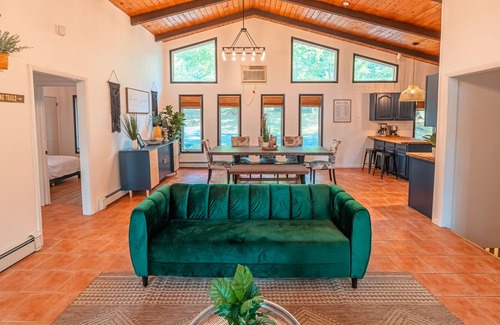 East Stroudsburg Ski Chalet | Cozy 4 Season Rustic Modern Chalet