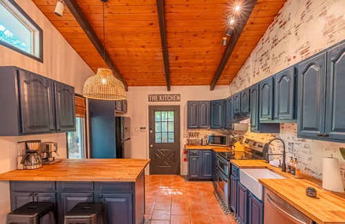 East Stroudsburg Ski Chalet | Cozy 4 Season Rustic Modern Chalet