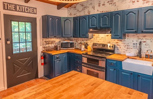 East Stroudsburg Ski Chalet | Cozy 4 Season Rustic Modern Chalet