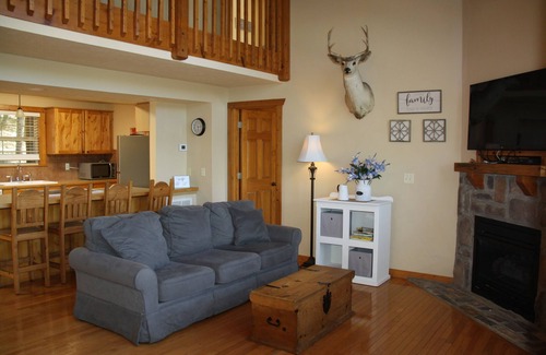 Reeds Spring Cabin | Cozy 4BD Chalet/Cabin in Branson with loads of fun and laughter