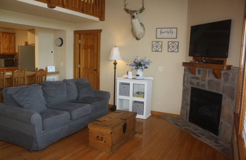 Reeds Spring Cabin | Cozy 4BD Chalet with loads of fun and laughter