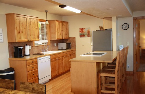 Reeds Spring Cabin | Cozy 4BD Chalet with loads of fun and laughter
