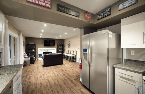 Spring Valley House | Cozy 4Bd House,Salt Water Pool & Jacuzzi! 10mins to the Strip, 20mins to Airport