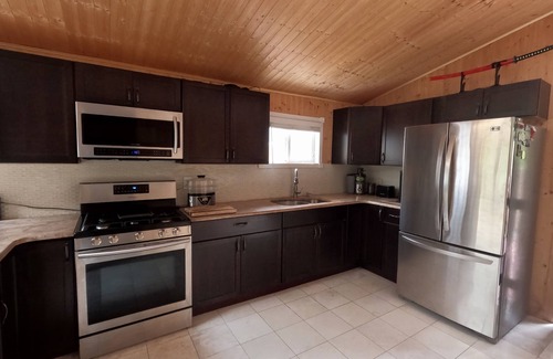 Greentown House | Cozy 4bd with the gym, sauna, hot tube seasonal pool
