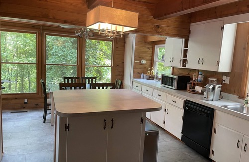 Silver Point Cabin | Cozy 4BR 3.5B cabin w/in walking distance to Hurricane Marina and Floating Mill
