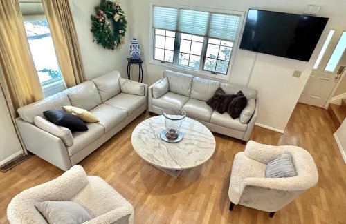 Port Washington House | Cozy 4BR 3BA Home- Train to NYC, USOpen, CitiField Mets, Walk to Harbor & Golf