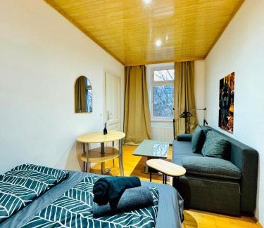 Grinzing Apartment | Cozy 4BR Apartment for up to 12People, 10 Minutes to FAC Platz