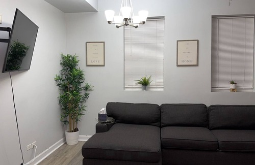 Lower West Side Apartment | Cozy 4BR Apartment minutes from great eateries, entertainment, and shopping!