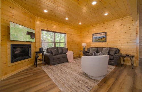 Gatlinburg - Pigeon Forge House | Cozy 4BR Cabin, Near Dollywood&Water Park, Game Room, Hottub, Fire Pit