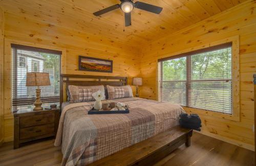 Gatlinburg - Pigeon Forge House | Cozy 4BR Cabin, Near Dollywood&Water Park, Game Room, Hottub, Fire Pit