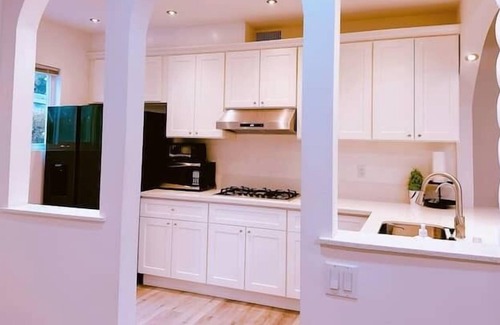Walnut Valley House | Cozy 4BR Designer House by Zen Living