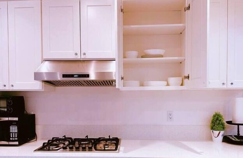Walnut Valley House | Cozy 4BR Designer House by Zen Living