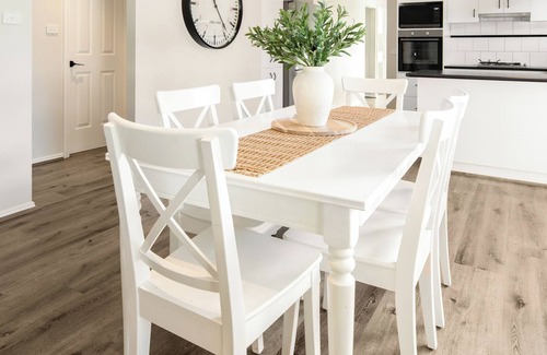 Sydenham House | Cozy 4BR Home by Melb Airport, CBD & Watergardens