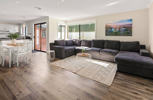 Sydenham House | Cozy 4BR Home by Melb Airport, CBD & Watergardens