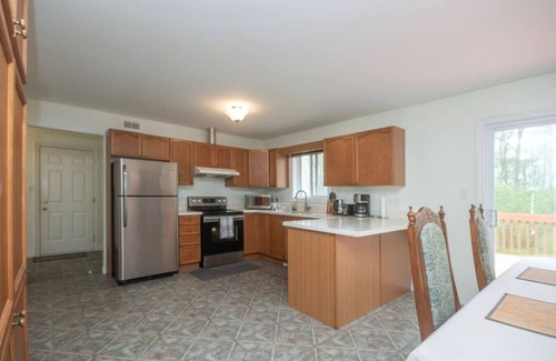 Carrying Place House | Cozy 4BR Retreat in Quinte West | BBQ & Backyard
