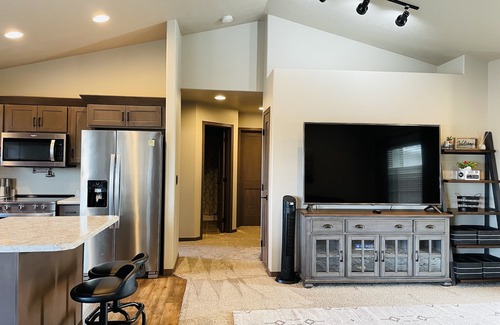Sioux Falls House | Cozy 4King bed+3Bath near Downtown&Airport open concept Scenic backyard view
