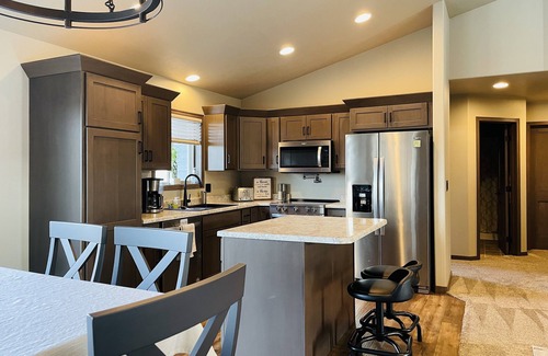 Sioux Falls House | Cozy 4King bed+3Bath near Downtown&Airport open concept Scenic backyard view