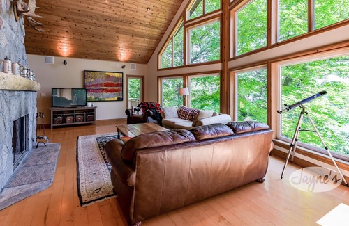Minett Cottage | Cozy 5 bdrm, 3 bath cottage on Bruce Lake! Games Room, Hot Tub!